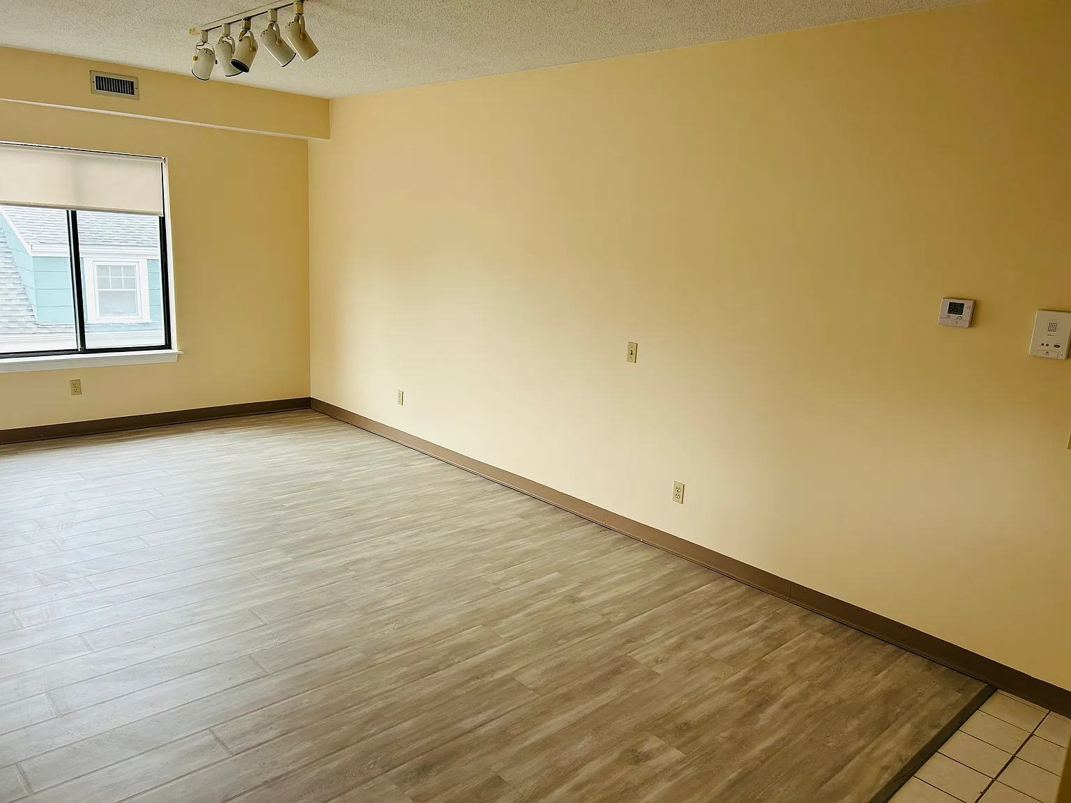 142 Van Zandt Ave — Photo 2