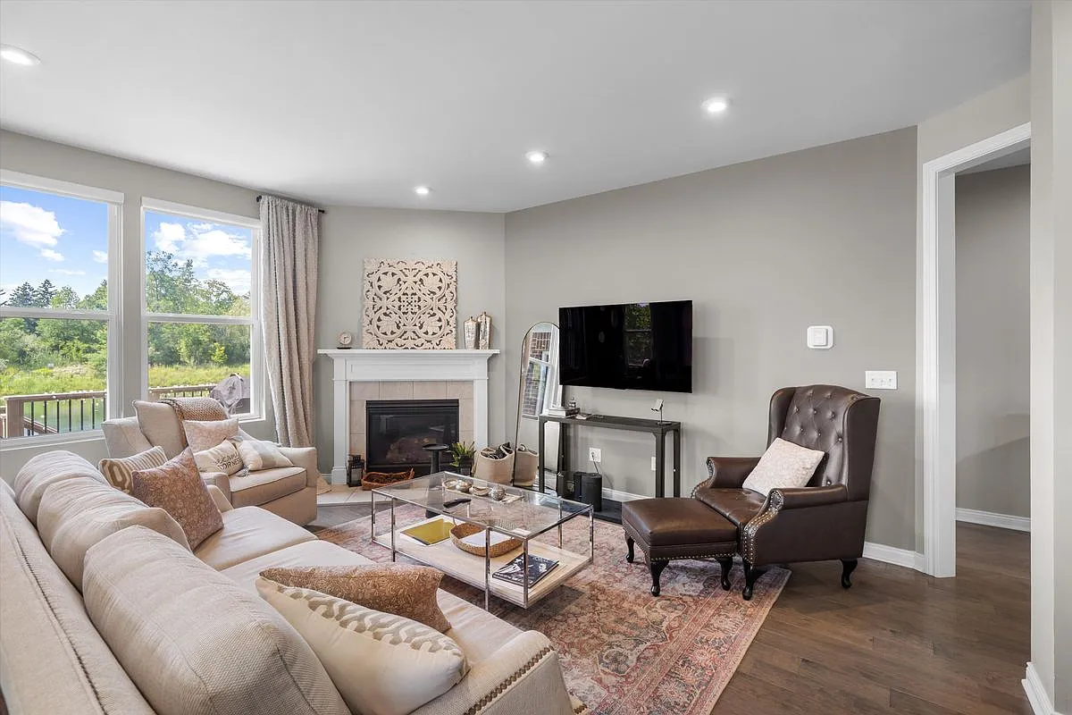 3 bed, 3.0 bath, 2467 sqft, $3,800 — Photo 3