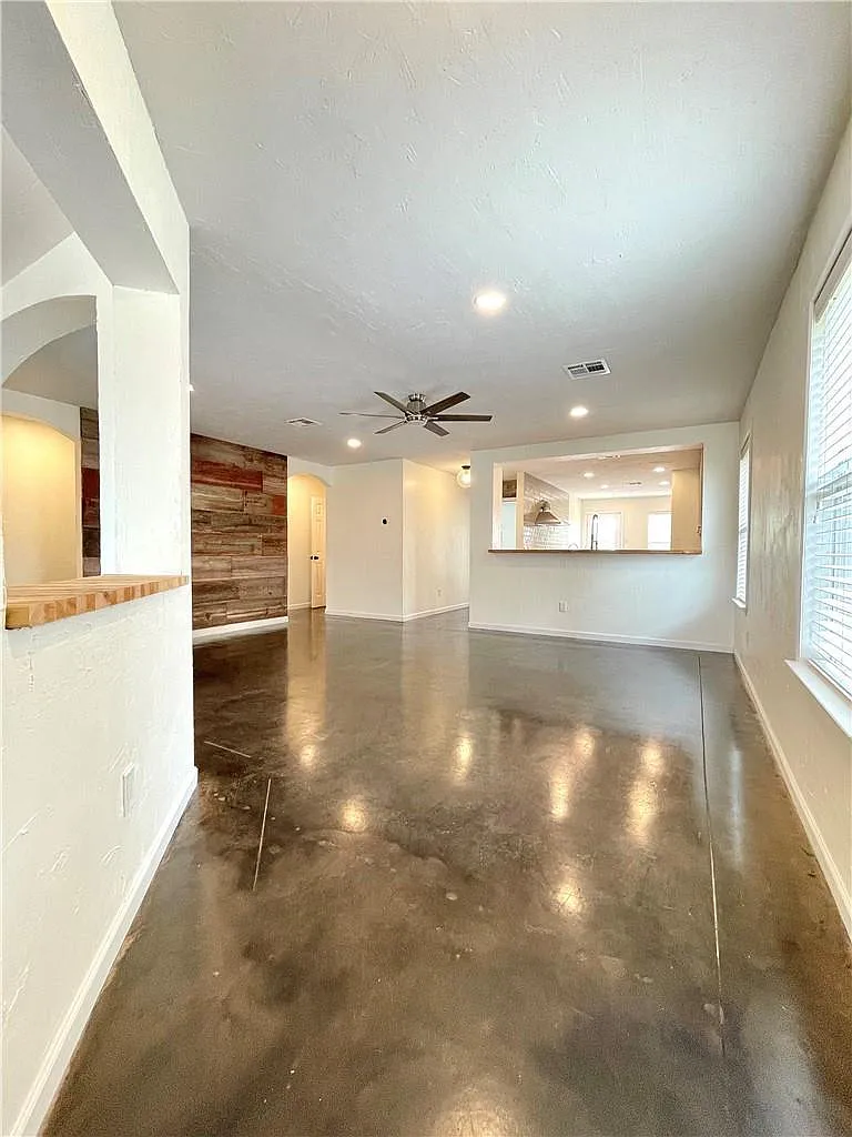 3 bed, 2.0 bath, 1630 sqft, $1,900 — Photo 3