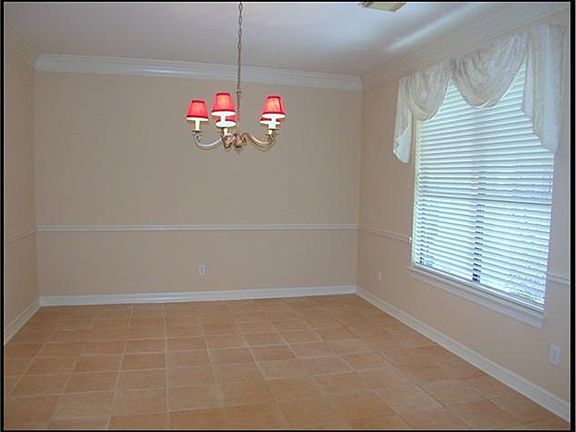 FORMAL DINING ROOM HAS CHAIR RAIL AND CROWN MOLDING. WALLS RECENTLY PAINTED.