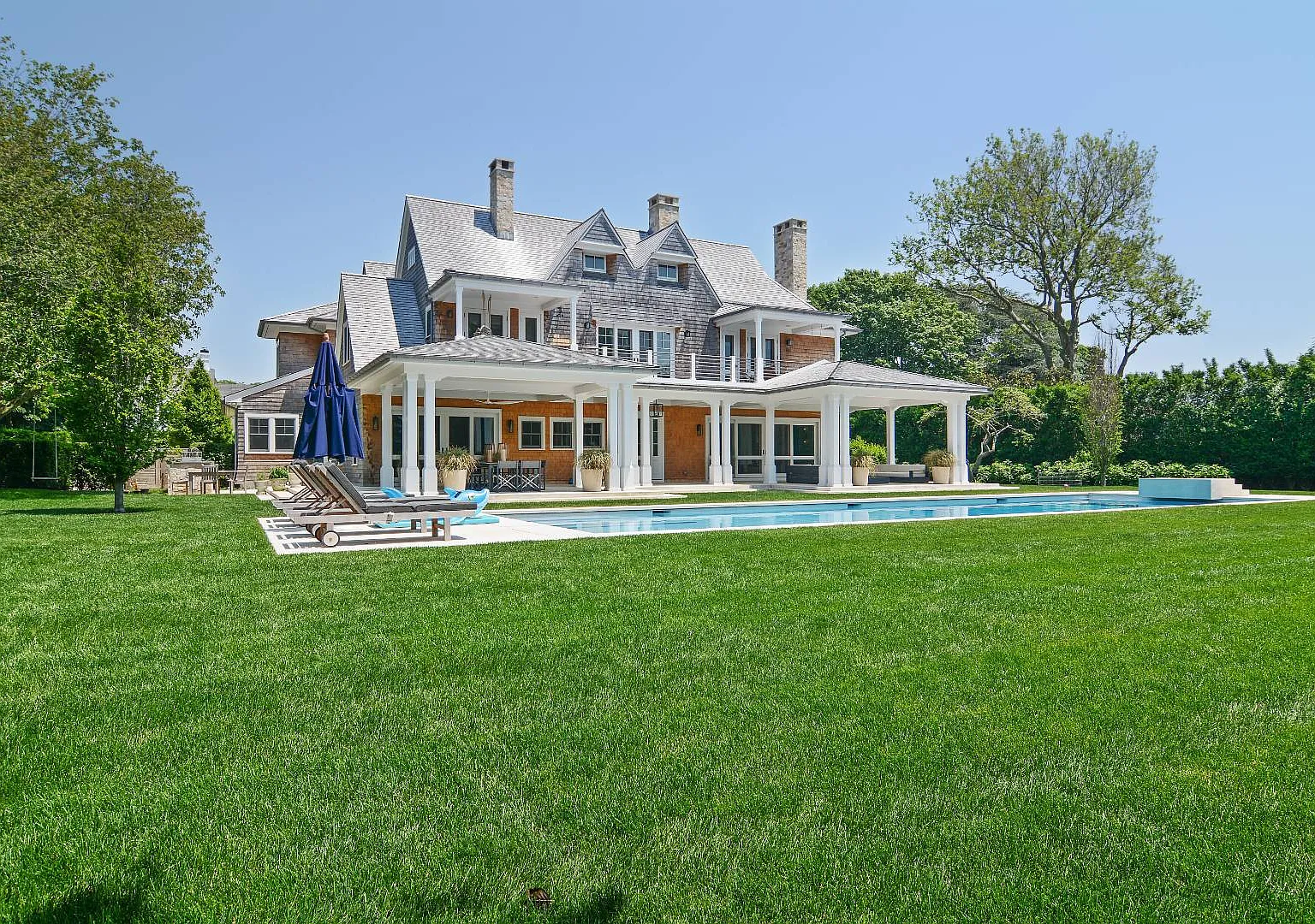 Southampton Village Close to the Ocean — Photo 1