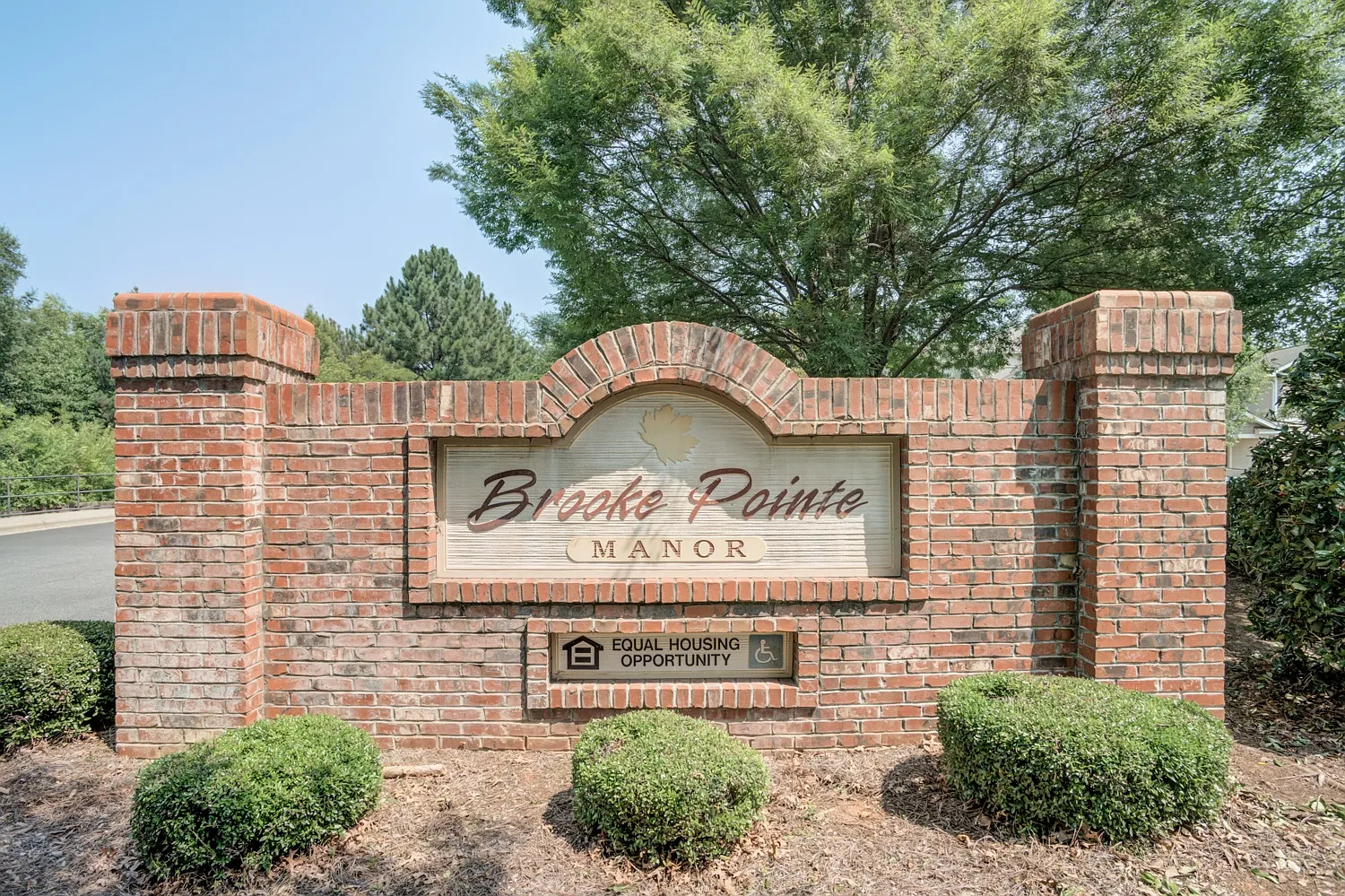 Brooke Pointe Manor Apartments — Photo 1