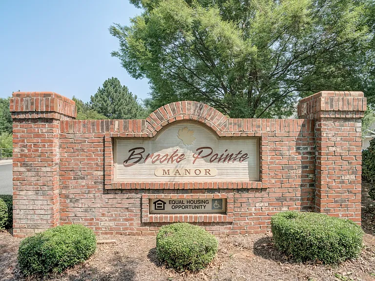 Brooke Pointe Manor Apartments — Photo 1
