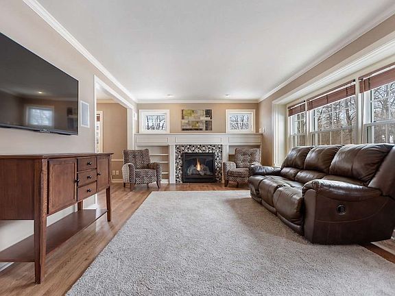 Living Room w/ Built In
