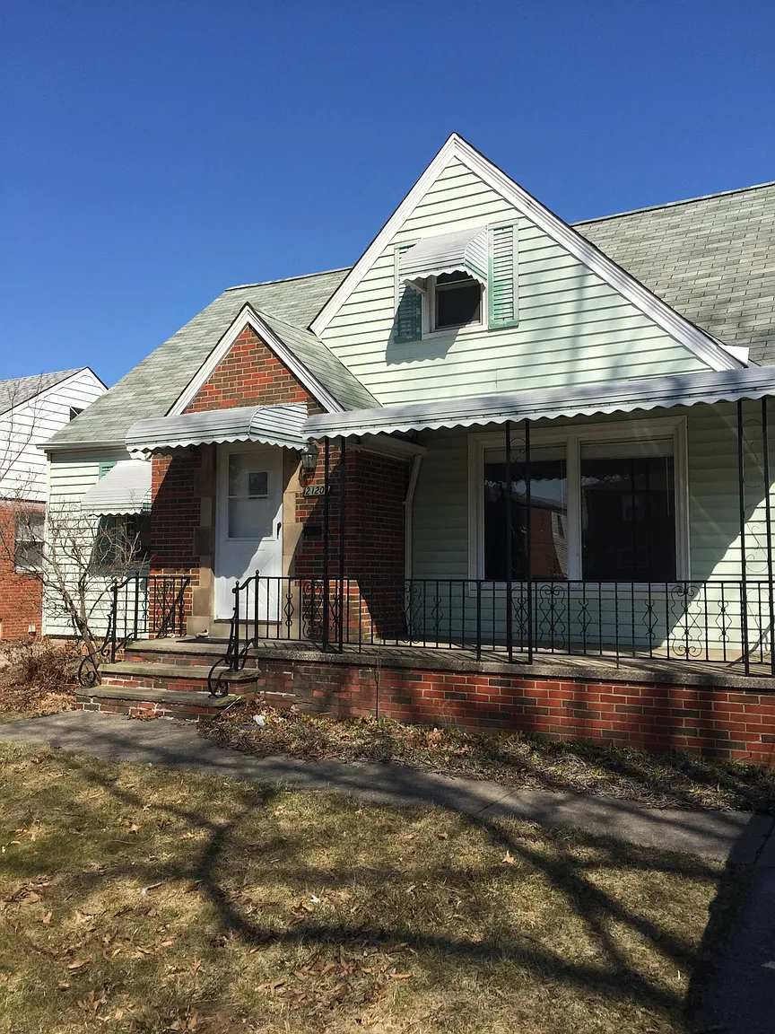 21201 Crystal Ave photo 1