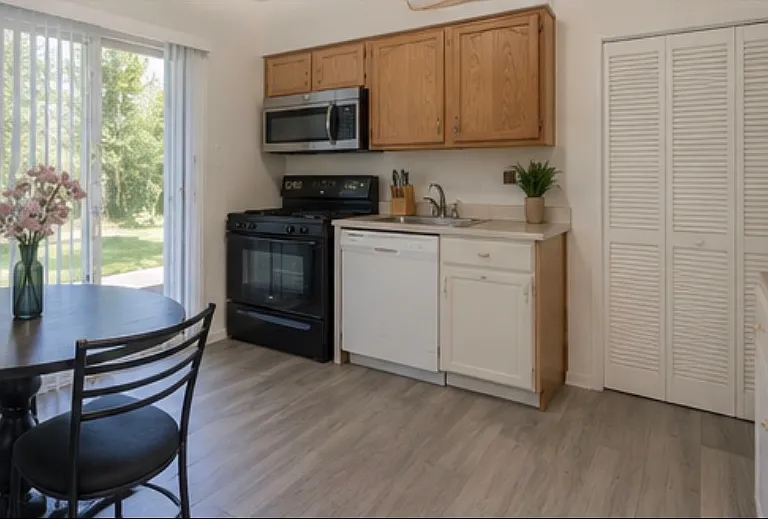 542 N Carol Ln #3C — Photo 4