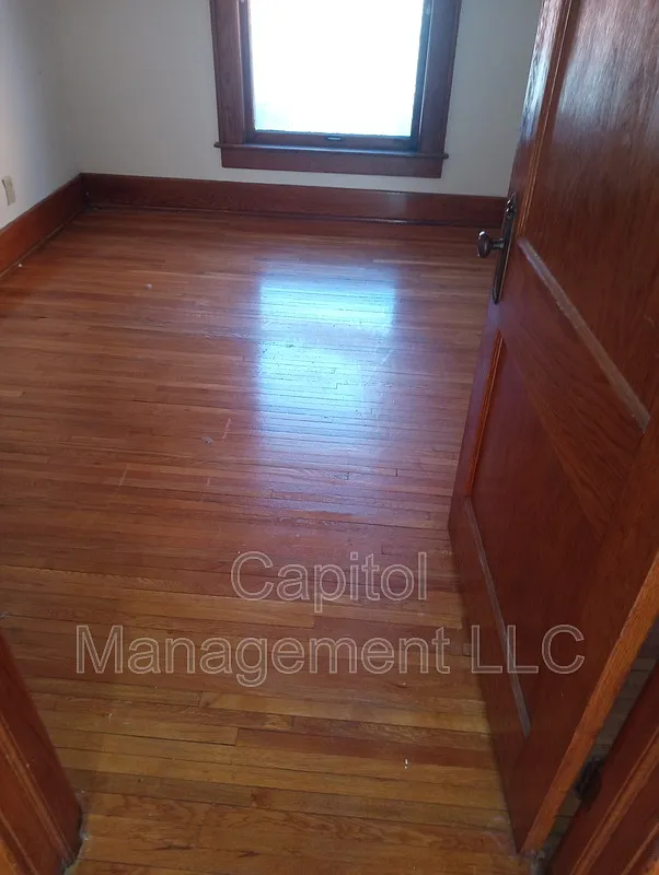 4 bed, 1.0 bath, 1200 sqft, $1,100 — Photo 3