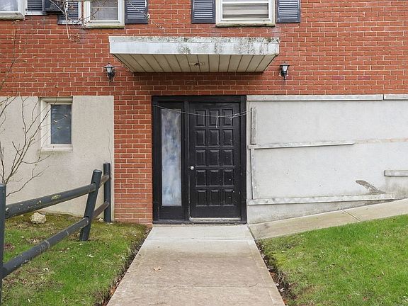 4th image of 390 Castleton Ave #1-10