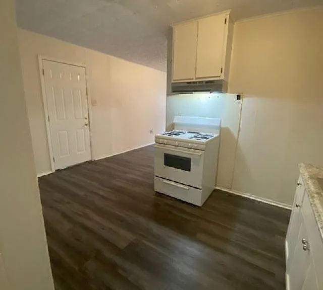 211 Saint Malo St — Photo 9