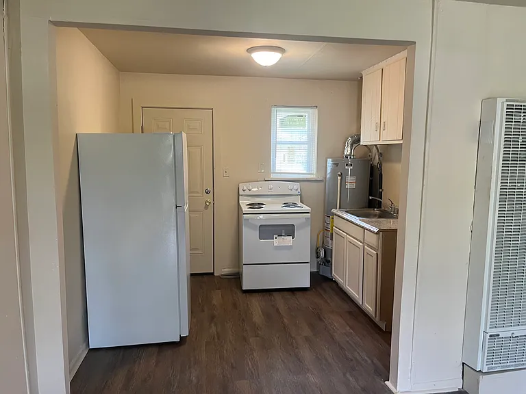 694 Hickory St — Photo 2
