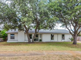 304 Lansford Ct, Benbrook, TX 76126