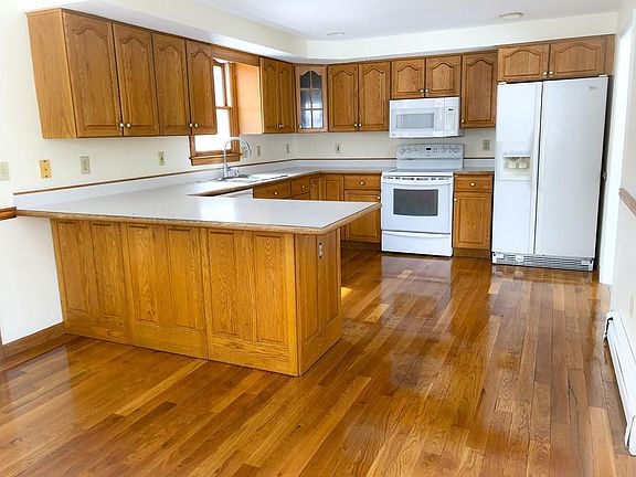 3rd image of 8 Hemlock Ln