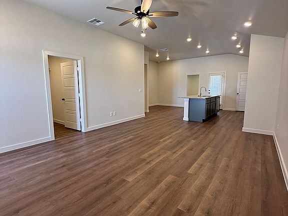 4th image of 2143 Langford Ave