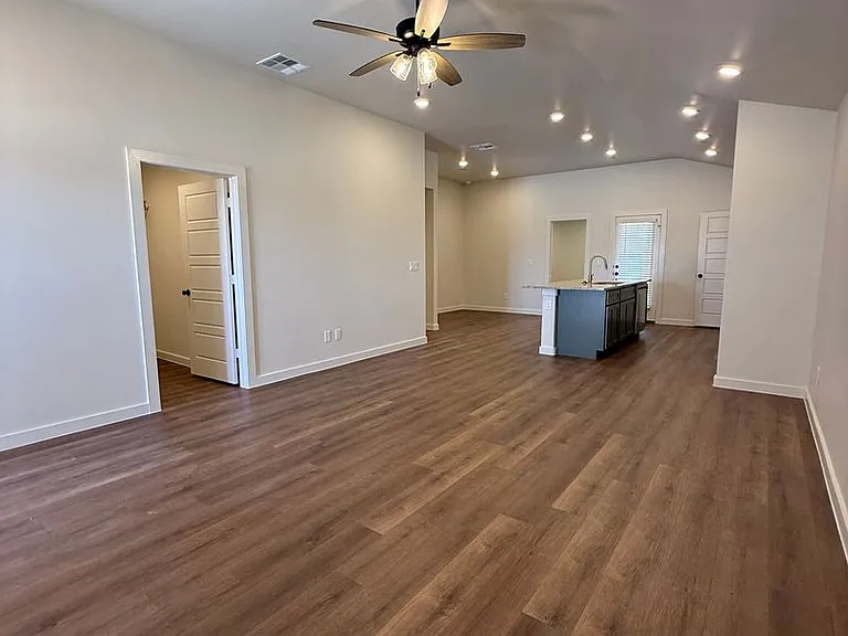 2143 Langford Ave — Photo 4