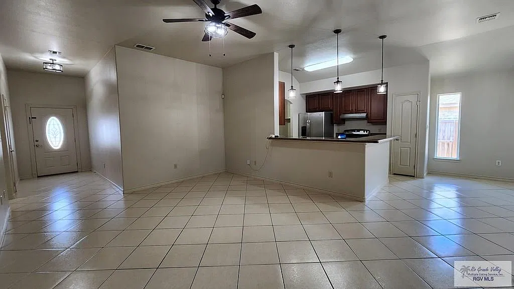 4 bed, 3.0 bath, 1978 sqft, $2,100 — Photo 3