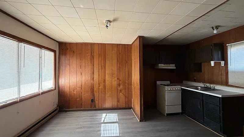 1950 N Illinois Ave — Photo 2