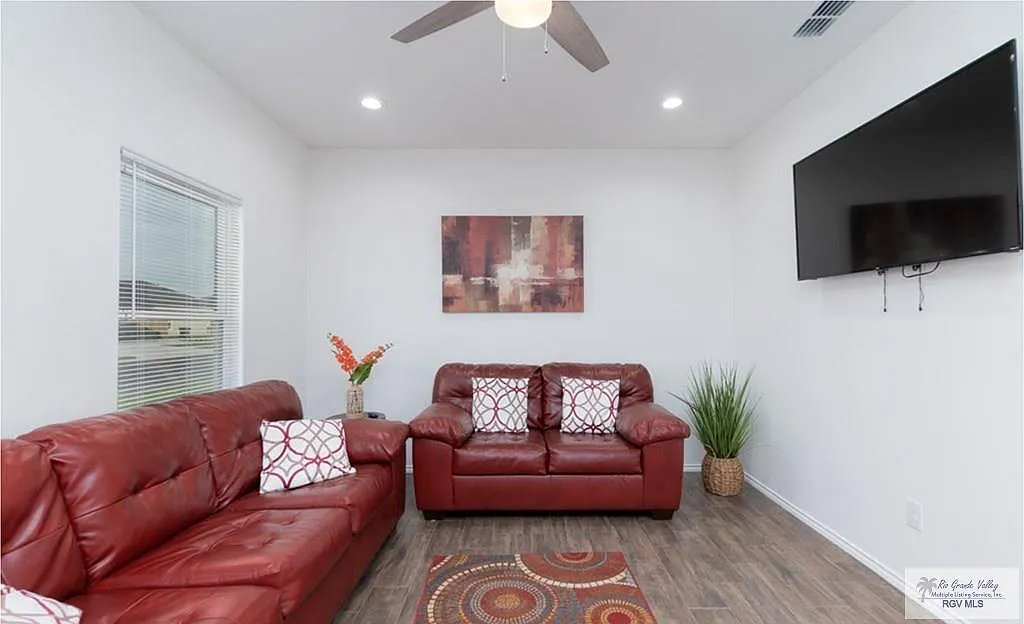 2 bed, 2.0 bath, 954 sqft, $1,300 — Photo 2