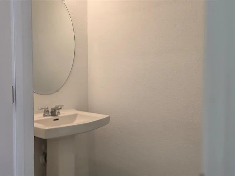2220 Portrait St — Photo 4
