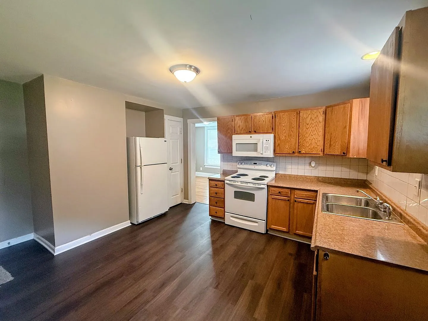 Three bedroom 1.5 bathroom single family home for rent — Photo 4