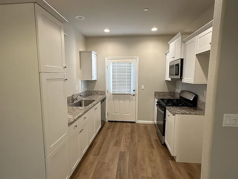 505 S Summit St #101-104 — Photo 5