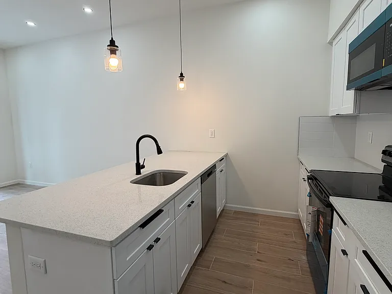 2375 Lorillard Pl #2R — Photo 1