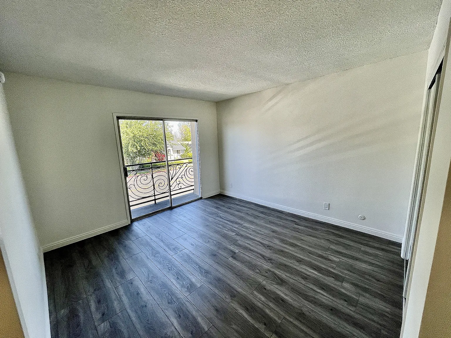 Encino Town & Country — Photo 2