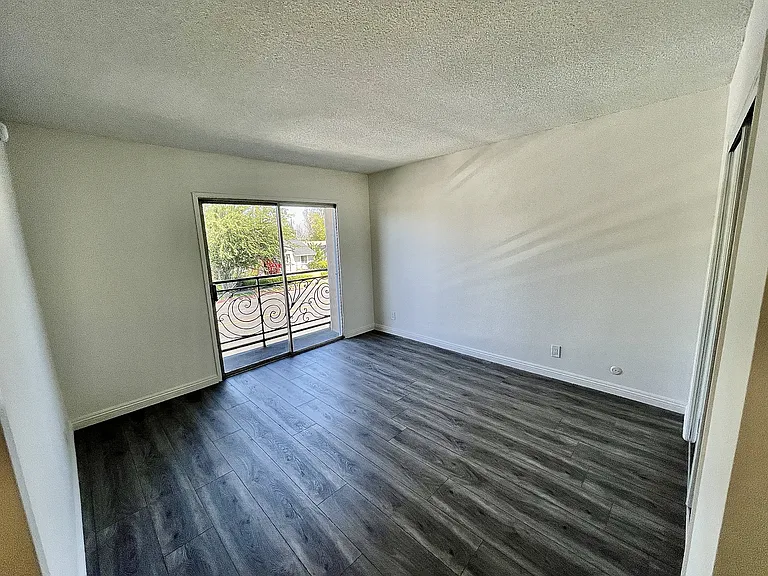 Encino Town & Country — Photo 2