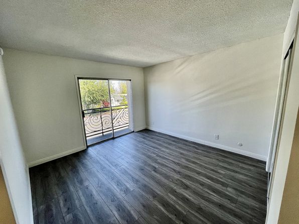 Encino Town & Country | 17400 Burbank Blvd, Encino, CA