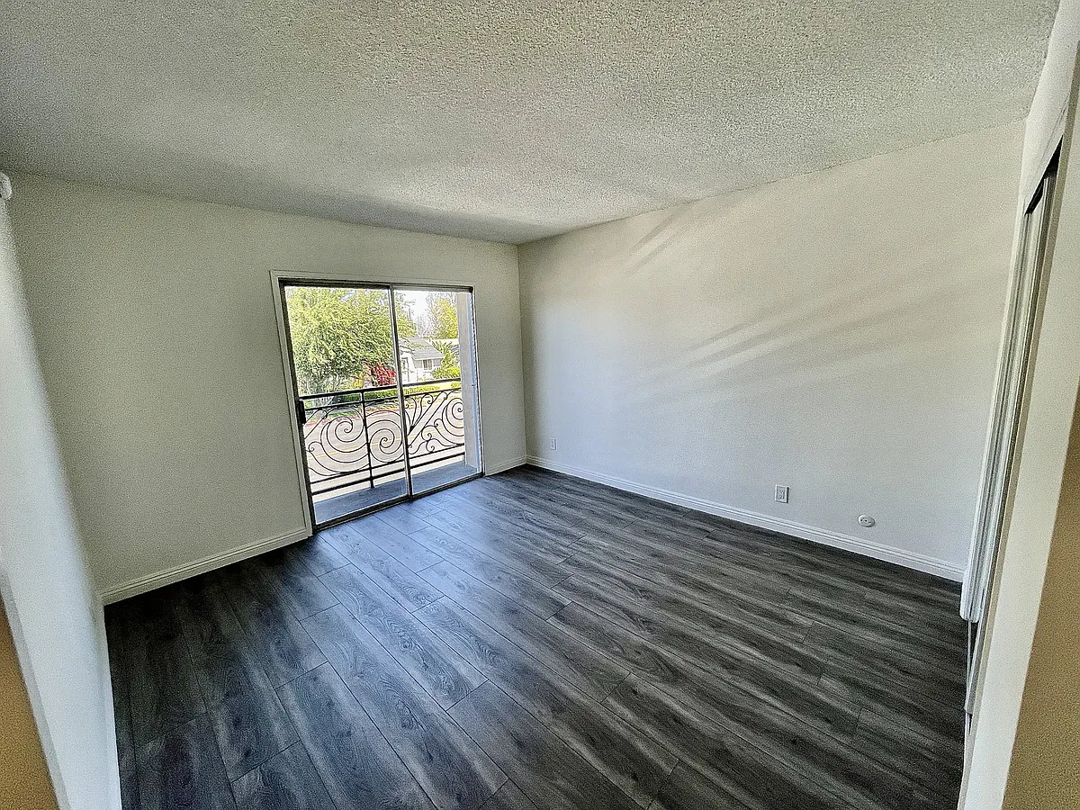 Building Photo - Encino Town & Country