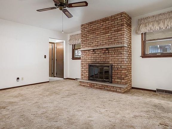 5th image of 1110 Roxbury Close