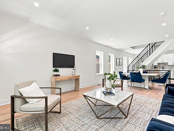 5th image of 404 Leverington Ave