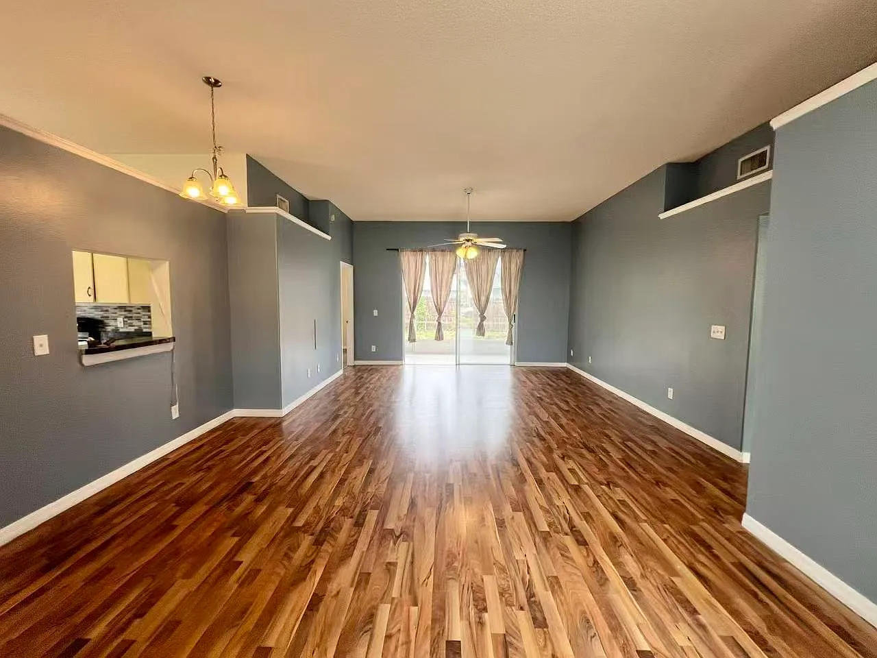 3 bed, 1376 sqft, $2,300 — Photo 3