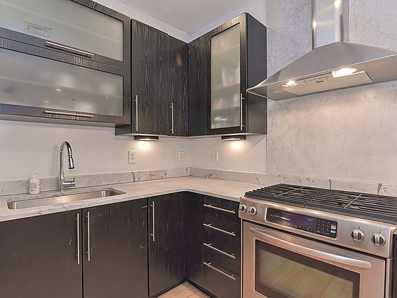5th image of 152 Old Colony Ave Unit 11