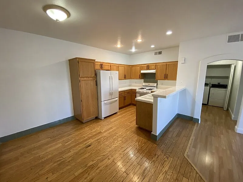 1 bed, 1.0 bath, 777 sqft, $1,050 — Photo 3