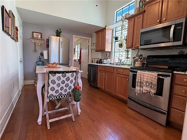 2523 Laurel St — Photo 4