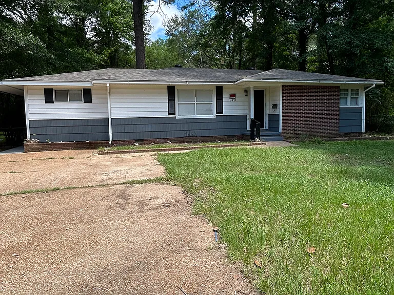 920 Woody Dr — Photo 1