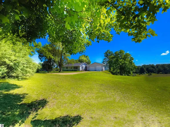 15760 Lakola Rd, Leroy, MI 49655