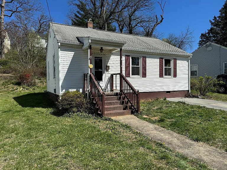 44 Forest Hill Ave NE — Photo 2