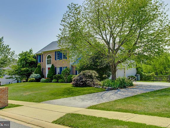3rd image of 1216 Runnymede Ln