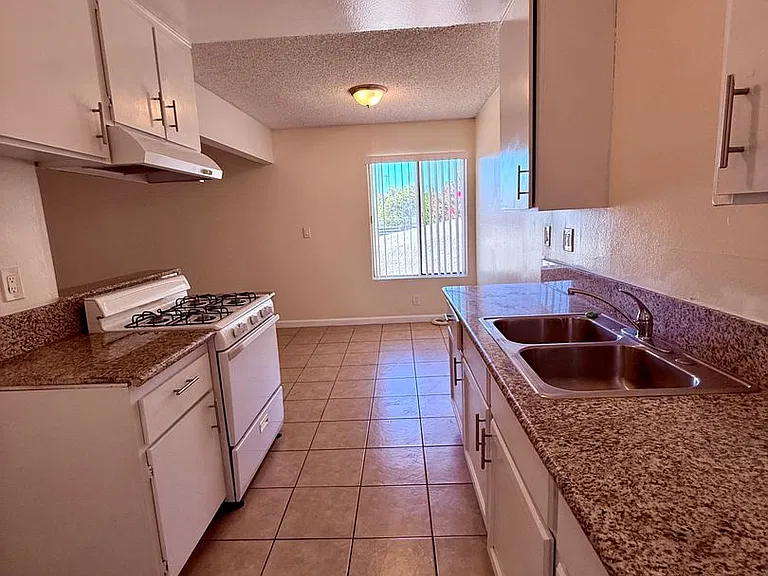 3300 W Orange Ave — Photo 6
