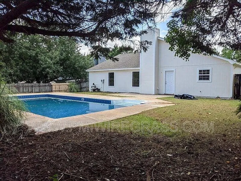 3 bed, 2.0 bath, 1563 sqft, $1,900 — Photo 3