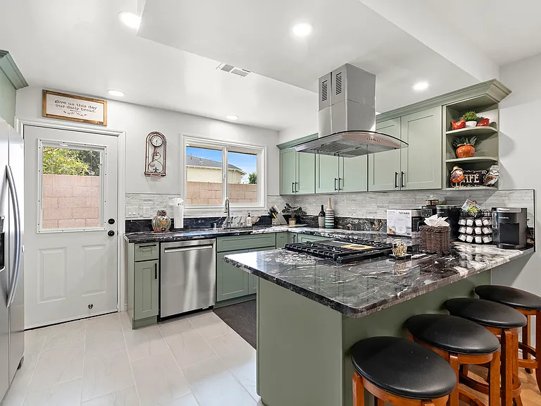 10422 Gilbert St — Photo 7