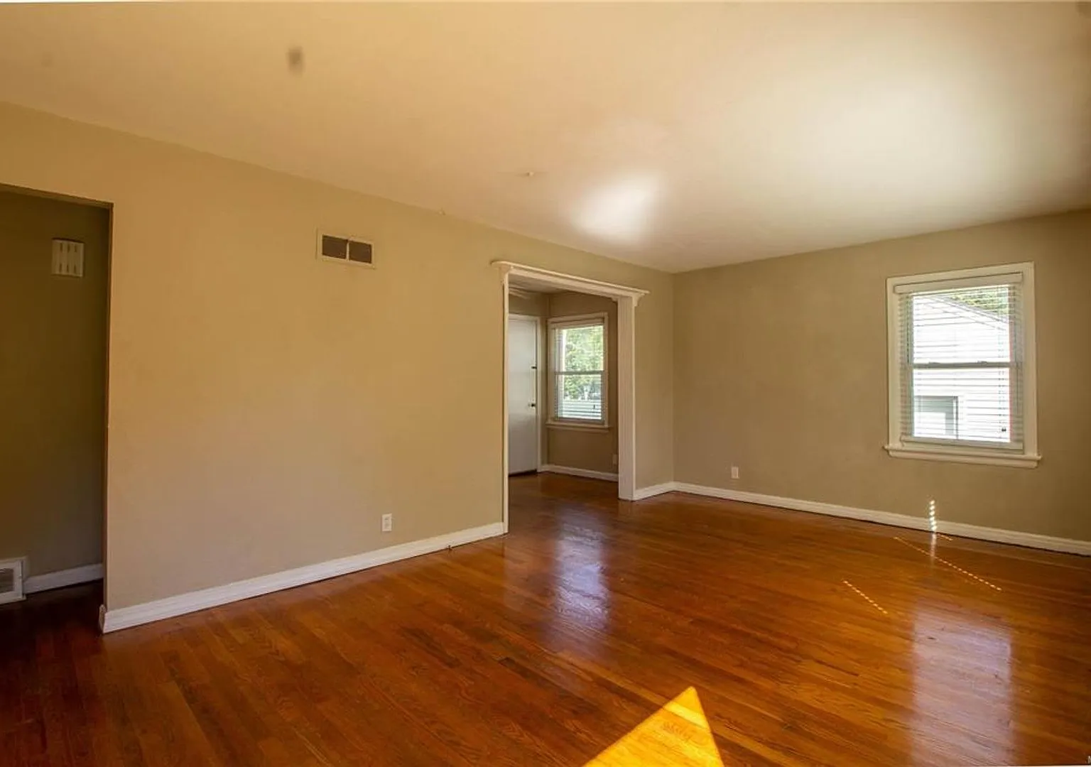 Adorable 2 bedroom home in Overland — Photo 2