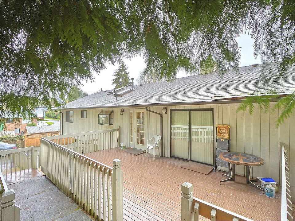 Large Entertainer's Deck