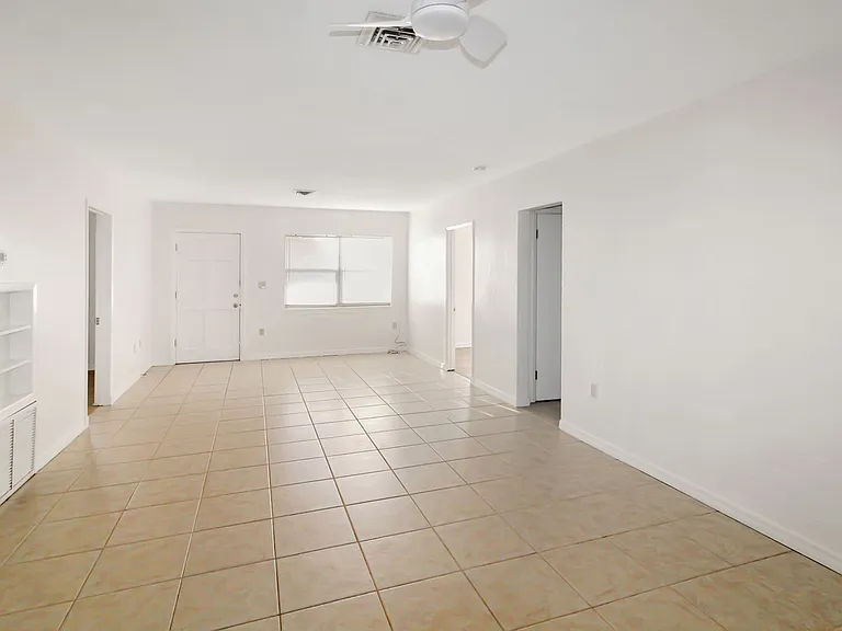 1612 Larchwood Dr — Photo 3
