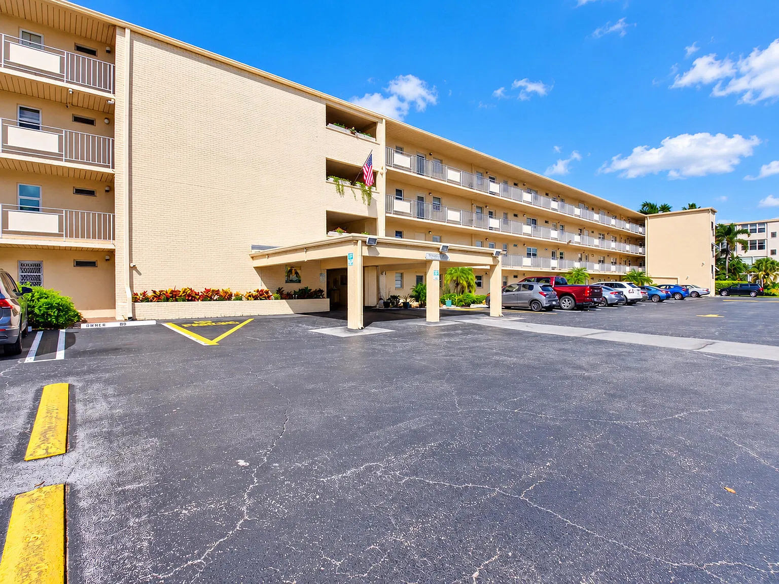 1 bed, 1.5 bath, 754 sqft, $1,590 — Photo 2