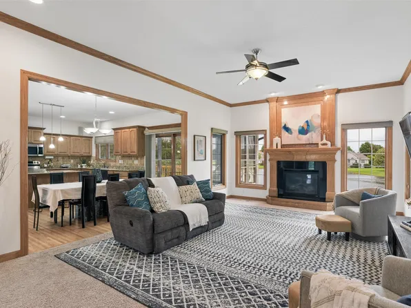 14201 Briarwood Ln, Urbandale, IA 50323