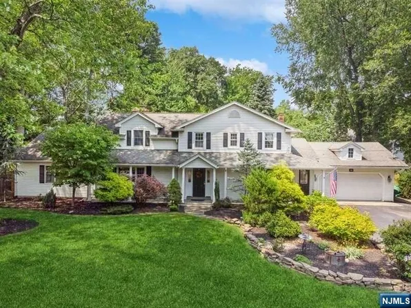 586 Whitenack Rd, River Vale, NJ 07675