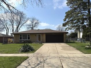 9S244 Cumnor Rd, Downers Grove, IL 60516