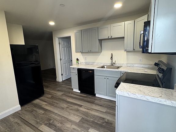 2nd image of 252 College St Unit 1